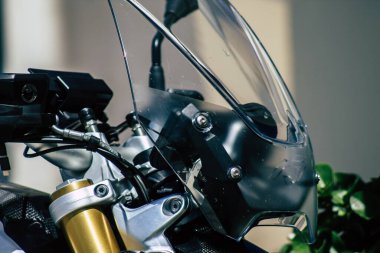 Kıbrıs Rum Kesimi 14 Mayıs 2020, Kıbrıs Rum Kesimi 'nin Limasol adasının sokaklarına park edilmiş bir motosikletin yakın çekimi