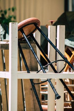 Kıbrıs Rum Kesimi 14 Mayıs 2020 'de Kıbrıs Rum Kesimi' nde Coronavirüs 'ün yayılmasını önlemek amacıyla nüfusun karantinası sırasında hükümet tarafından halka kapalı bir restorandan sandalye görüntüsü