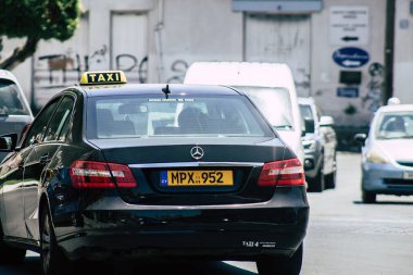 Kıbrıs Rum Kesimi 14 Mayıs 2020 'de Kıbrıs Rum Kesimi' nin Kıbrıs Rum Kesimi 'nin Limasol adasındaki caddelerinde geleneksel Kıbrıs Rum Kesimi taksisinin görüntüsü