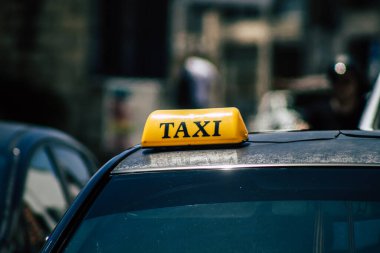 Kıbrıs Rum Kesimi 14 Mayıs 2020 'de Kıbrıs Rum Kesimi' nin Kıbrıs Rum Kesimi 'nin Limasol adasındaki caddelerinde geleneksel Kıbrıs Rum Kesimi taksisinin görüntüsü