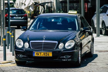 Kıbrıs Rum Kesimi 14 Mayıs 2020 'de Kıbrıs Rum Kesimi' nin Kıbrıs Rum Kesimi 'nin Limasol adasındaki caddelerinde geleneksel Kıbrıs Rum Kesimi taksisinin görüntüsü