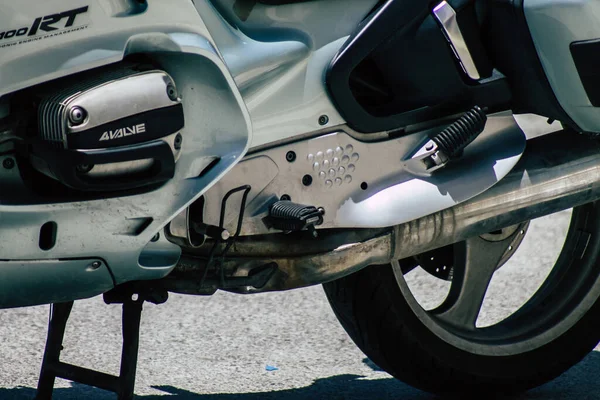塞浦路斯利马索尔2020年5月14日一辆摩托车在塞浦路斯利马索尔街道上被挡住 — 图库照片