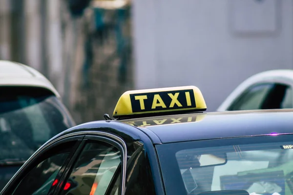 리마솔 2020 키프로스 리마솔의 거리를 달리는 전통적 키프로스 택시의 — 스톡 사진