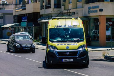 Kıbrıs Rum Kesimi 14 Mayıs 2020 Kıbrıs Rum Kesimi Kıbrıs Rum Kesimi 'nin Limasol adasının sokaklarında yürüyen geleneksel Kıbrıs ambulansı görülüyor