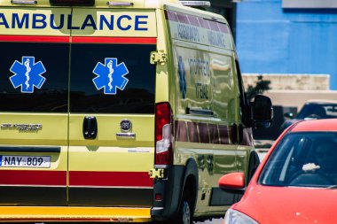 Kıbrıs Rum Kesimi 14 Mayıs 2020 Kıbrıs Rum Kesimi Kıbrıs Rum Kesimi 'nin Limasol adasının sokaklarında yürüyen geleneksel Kıbrıs ambulansı görülüyor