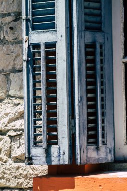 Kıbrıs Rum Kesimi 14 Mayıs 2020 'de Kıbrıs Rum Kesimi' nin Limasol adasındaki bir binanın cephesine baktı