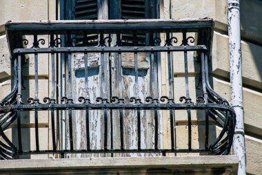 Kıbrıs Rum Kesimi 14 Mayıs 2020 'de Kıbrıs Rum Kesimi' nin Limasol adasındaki bir binanın cephesine baktı