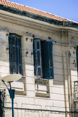 Kıbrıs Rum Kesimi 14 Mayıs 2020 'de Kıbrıs Rum Kesimi' nin Limasol adasındaki bir binanın cephesine baktı