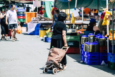 Limasol Kıbrıs Rum Kesimi 16 Mayıs 2020 'de kendilerini sabah Limasol pazarından koronavirüs alışverişinden korumak için maske takan kimliği belirsiz bir insan görüntüsü