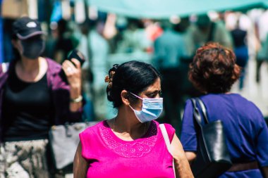 Limasol Kıbrıs Rum Kesimi 16 Mayıs 2020 'de kendilerini sabah Limasol pazarından koronavirüs alışverişinden korumak için maske takan kimliği belirsiz bir insan görüntüsü