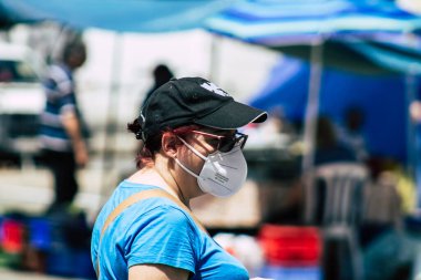 Limasol Kıbrıs Rum Kesimi 16 Mayıs 2020 'de kendilerini sabah Limasol pazarından koronavirüs alışverişinden korumak için maske takan kimliği belirsiz bir insan görüntüsü