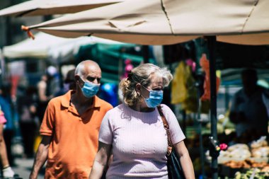 Limasol Kıbrıs Rum Kesimi 16 Mayıs 2020 'de kendilerini sabah Limasol pazarından koronavirüs alışverişinden korumak için maske takan kimliği belirsiz bir insan görüntüsü
