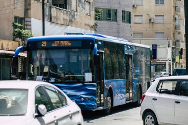 Limasol Kıbrıs Rum Kesimi 16 Mayıs 2020 Coronavirus salgını sırasında sabah saatlerinde Limasol sokaklarında dolaşan geleneksel bir halk otobüsünün görüntüsü