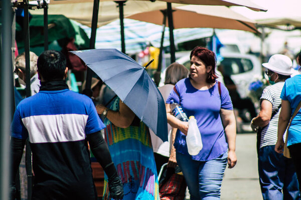 Лимассол Кипр 16 мая 2020 г. Вид на неопознанных людей в маске для защиты от коронавируса на рынке Лимассола утром

