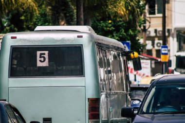 Limasol Kıbrıs Rum Kesimi 16 Mayıs 2020 Coronavirus salgını sırasında sabah saatlerinde Limasol sokaklarında dolaşan geleneksel bir halk otobüsünün görüntüsü