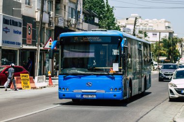 Limasol Kıbrıs Rum Kesimi 16 Mayıs 2020 Coronavirus salgını sırasında sabah saatlerinde Limasol sokaklarında dolaşan geleneksel bir halk otobüsünün görüntüsü