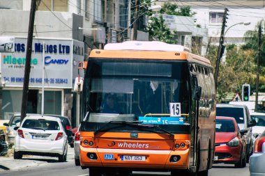 Limasol Kıbrıs Rum Kesimi 16 Mayıs 2020 Coronavirus salgını sırasında sabah saatlerinde Limasol sokaklarında dolaşan geleneksel bir halk otobüsünün görüntüsü