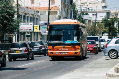 Limasol Kıbrıs Rum Kesimi 16 Mayıs 2020 Coronavirus salgını sırasında sabah saatlerinde Limasol sokaklarında dolaşan geleneksel bir halk otobüsünün görüntüsü