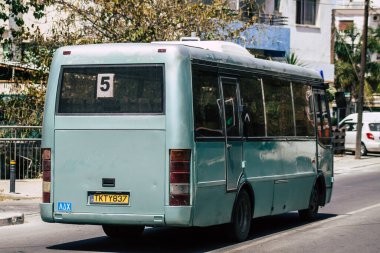 Limasol Kıbrıs Rum Kesimi 16 Mayıs 2020 Coronavirus salgını sırasında sabah saatlerinde Limasol sokaklarında dolaşan geleneksel bir halk otobüsünün görüntüsü