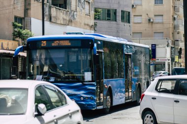 Limasol Kıbrıs Rum Kesimi 16 Mayıs 2020 Coronavirus salgını sırasında sabah saatlerinde Limasol sokaklarında dolaşan geleneksel bir halk otobüsünün görüntüsü