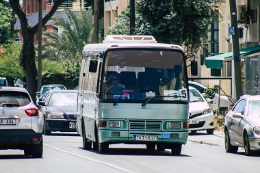Limasol Kıbrıs Rum Kesimi 16 Mayıs 2020 Coronavirus salgını sırasında sabah saatlerinde Limasol sokaklarında dolaşan geleneksel bir halk otobüsünün görüntüsü