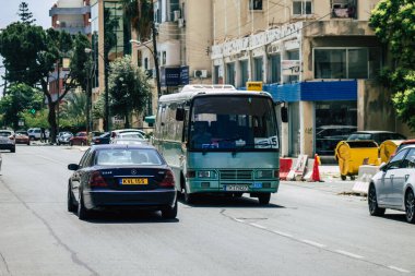 Limasol Kıbrıs Rum Kesimi 16 Mayıs 2020 Coronavirus salgını sırasında sabah saatlerinde Limasol sokaklarında dolaşan geleneksel bir halk otobüsünün görüntüsü