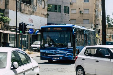 Limasol Kıbrıs Rum Kesimi 16 Mayıs 2020 Coronavirus salgını sırasında sabah saatlerinde Limasol sokaklarında dolaşan geleneksel bir halk otobüsünün görüntüsü