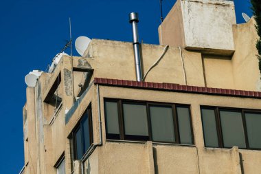 Kıbrıs Rum Kesimi 19 Mayıs 2020 'de Kıbrıs Rum Kesimi' nin Limasol adasındaki bir binanın cephesine baktı