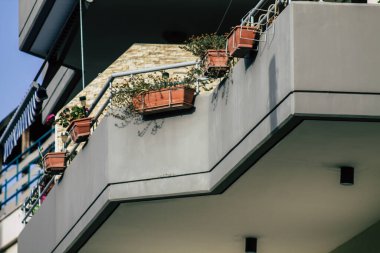 Kıbrıs Rum Kesimi 19 Mayıs 2020 'de Kıbrıs Rum Kesimi' nin Limasol adasındaki bir binanın cephesine baktı