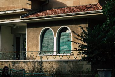 Kıbrıs Rum Kesimi 19 Mayıs 2020 'de Kıbrıs Rum Kesimi' nin Limasol adasındaki bir binanın cephesine baktı