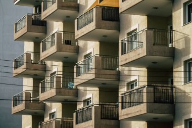 Kıbrıs Rum Kesimi 19 Mayıs 2020 'de Kıbrıs Rum Kesimi' nin Limasol adasındaki bir binanın cephesine baktı