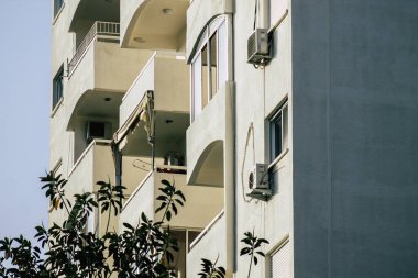 Kıbrıs Rum Kesimi 19 Mayıs 2020 'de Kıbrıs Rum Kesimi' nin Limasol adasındaki bir binanın cephesine baktı