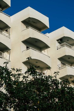 Kıbrıs Rum Kesimi 19 Mayıs 2020 'de Kıbrıs Rum Kesimi' nin Limasol adasındaki bir binanın cephesine baktı