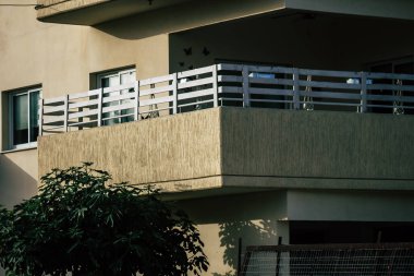 Kıbrıs Rum Kesimi 19 Mayıs 2020 'de Kıbrıs Rum Kesimi' nin Limasol adasındaki bir binanın cephesine baktı