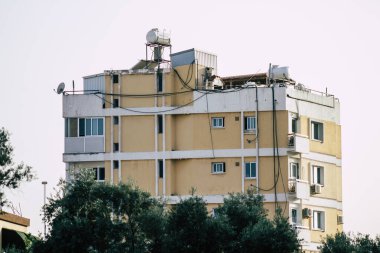 Kıbrıs Rum Kesimi 19 Mayıs 2020 'de Kıbrıs Rum Kesimi' nin Limasol adasındaki bir binanın cephesine baktı