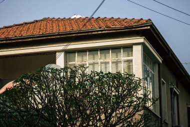 Kıbrıs Rum Kesimi 19 Mayıs 2020 'de Kıbrıs Rum Kesimi' nin Limasol adasındaki bir binanın cephesine baktı