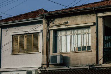 Kıbrıs Rum Kesimi 19 Mayıs 2020 'de Kıbrıs Rum Kesimi' nin Limasol adasındaki bir binanın cephesine baktı