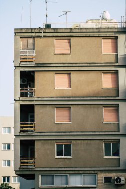 Kıbrıs Rum Kesimi 19 Mayıs 2020 'de Kıbrıs Rum Kesimi' nin Limasol adasındaki bir binanın cephesine baktı