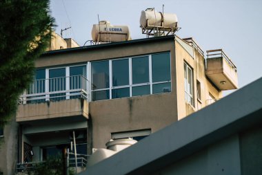 Kıbrıs Rum Kesimi 19 Mayıs 2020 'de Kıbrıs Rum Kesimi' nin Limasol adasındaki bir binanın cephesine baktı