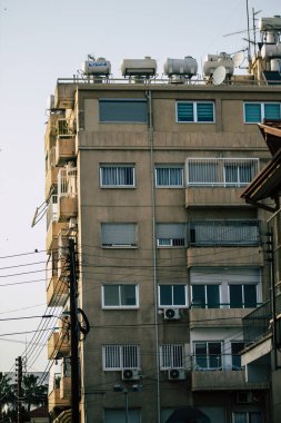 Kıbrıs Rum Kesimi 19 Mayıs 2020 'de Kıbrıs Rum Kesimi' nin Limasol adasındaki bir binanın cephesine baktı