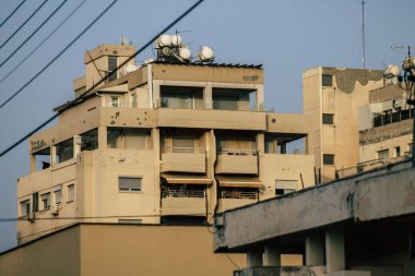 Kıbrıs Rum Kesimi 19 Mayıs 2020 'de Kıbrıs Rum Kesimi' nin Limasol adasındaki bir binanın cephesine baktı