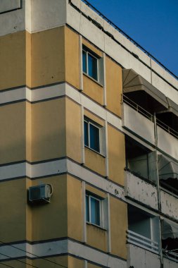 Kıbrıs Rum Kesimi 19 Mayıs 2020 'de Kıbrıs Rum Kesimi' nin Limasol adasındaki bir binanın cephesine baktı