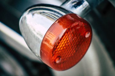 Kıbrıs Rum Kesimi 21 Mayıs 2020 'de Kıbrıs Rum Kesimi' nin Limasol adasının sokaklarına park edilmiş bir motosikletin kapatılması