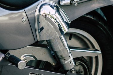 Kıbrıs Rum Kesimi 21 Mayıs 2020 'de Kıbrıs Rum Kesimi' nin Limasol adasının sokaklarına park edilmiş bir motosikletin kapatılması