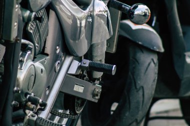 Kıbrıs Rum Kesimi 21 Mayıs 2020 'de Kıbrıs Rum Kesimi' nin Limasol adasının sokaklarına park edilmiş bir motosikletin kapatılması