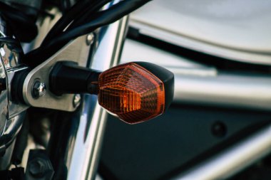 Kıbrıs Rum Kesimi 21 Mayıs 2020 'de Kıbrıs Rum Kesimi' nin Limasol adasının sokaklarına park edilmiş bir motosikletin kapatılması