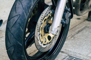 Kıbrıs Rum Kesimi 21 Mayıs 2020 'de Kıbrıs Rum Kesimi' nin Limasol adasının sokaklarına park edilmiş bir motosikletin kapatılması