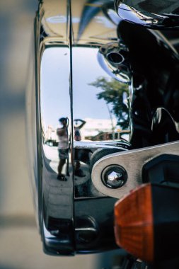 Kıbrıs Rum Kesimi 21 Mayıs 2020 'de Kıbrıs Rum Kesimi' nin Limasol adasının sokaklarına park edilmiş bir motosikletin kapatılması