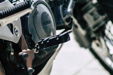 Kıbrıs Rum Kesimi 21 Mayıs 2020 'de Kıbrıs Rum Kesimi' nin Limasol adasının sokaklarına park edilmiş bir motosikletin kapatılması