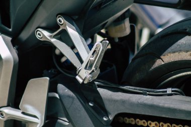 Kıbrıs Rum Kesimi 21 Mayıs 2020 'de Kıbrıs Rum Kesimi' nin Limasol adasının sokaklarına park edilmiş bir motosikletin kapatılması